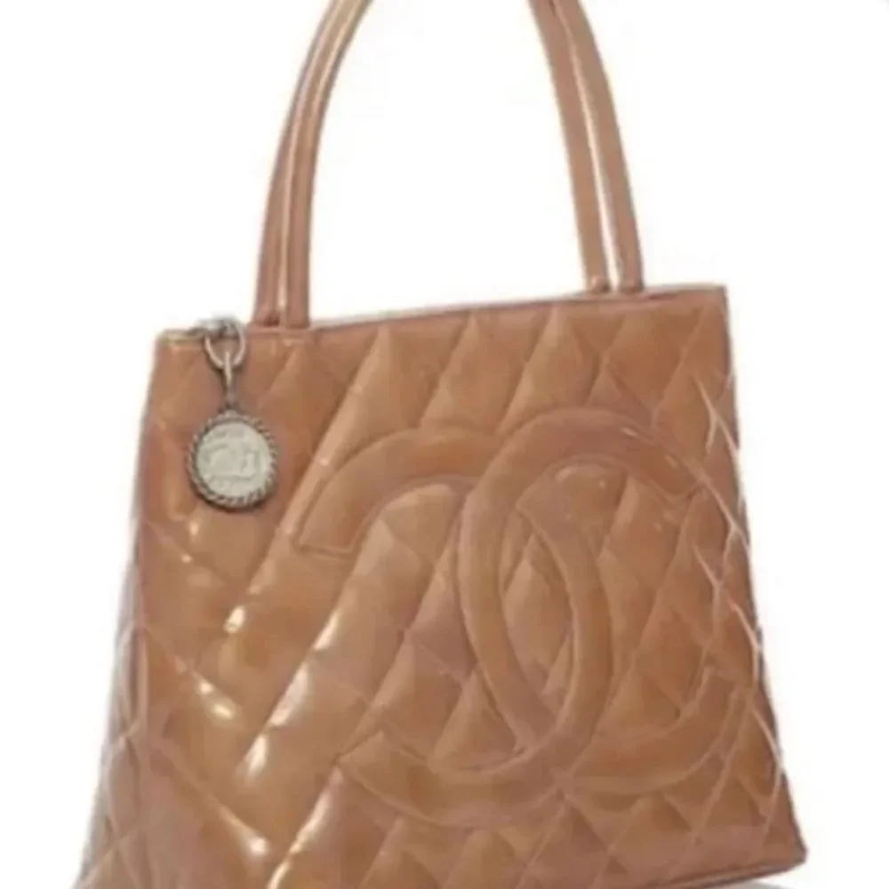 AUTH *Chanel* 🌟OLD MONEY🌟Camel Medallion Patent Leather Classic Tote HandBag Y2K